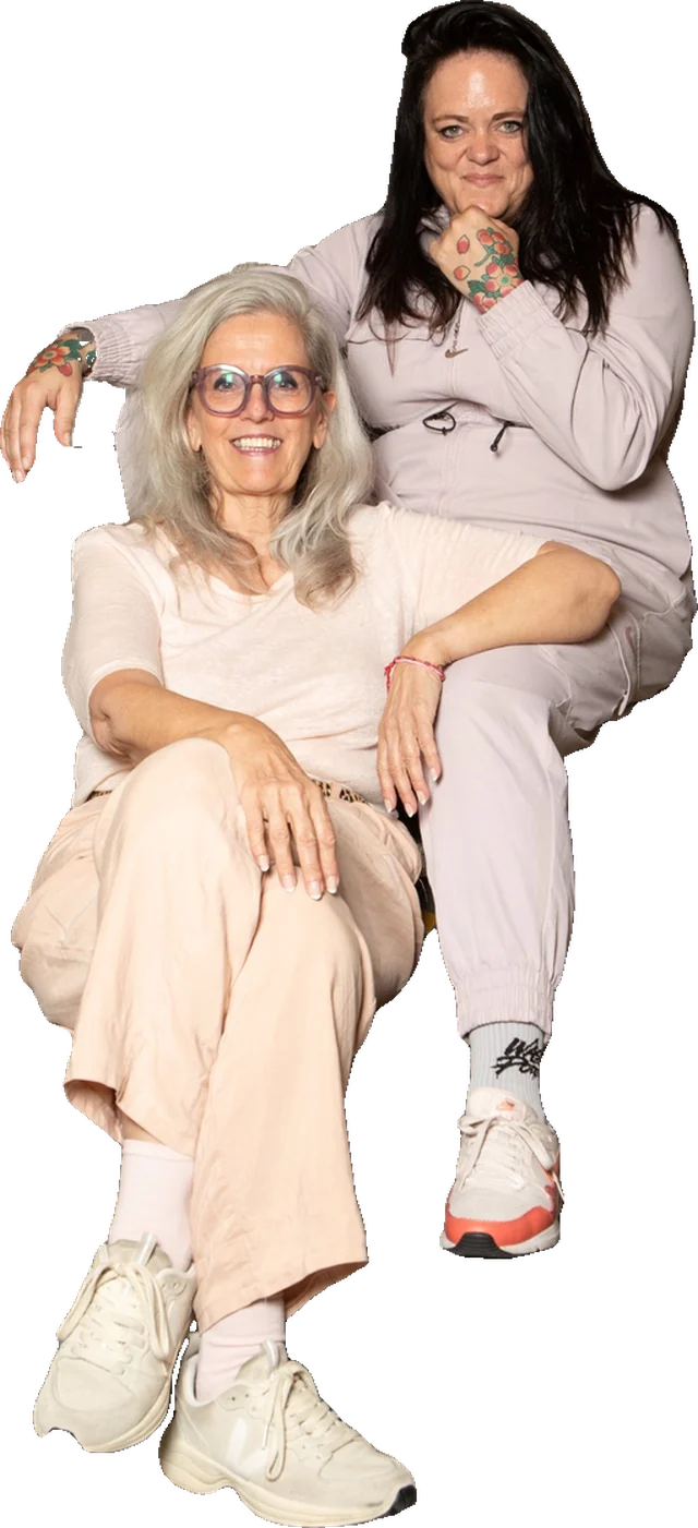 Ineke Hurkmans en Katrien van de Camp samen op een trap